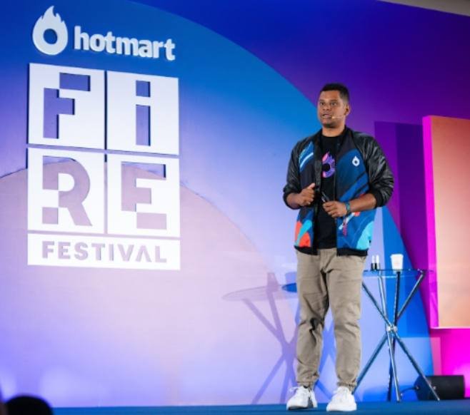 Leonardo en el escenario del FIRE Festival